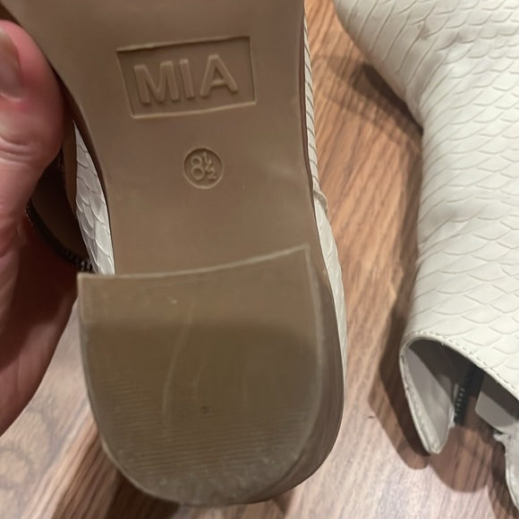 Short boot cream color with tan brown sole size 8.5 women alligator, pattern, - Picture 6 of 6